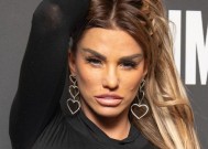 凯蒂·普莱斯(Katie Price)在破产困境中从日常工作中“休暑假”时眉飞目展