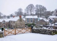 英国大雪：受困的司机被困在危险的道路上后获救